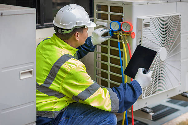 Professional Hvac technician working in Opa-locka, FL